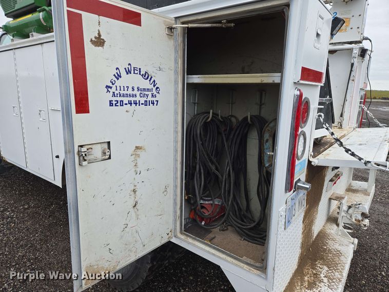 image for item EN8958 1989 Ford F800 utility / service truck