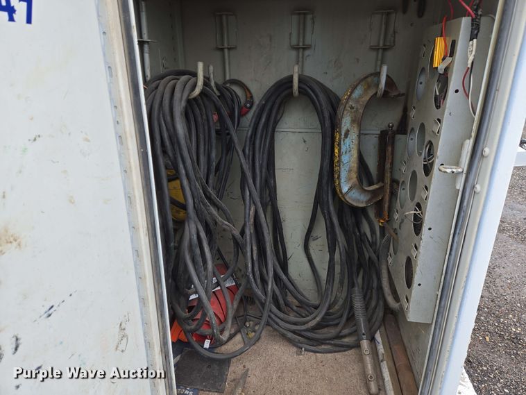 image for item EN8958 1989 Ford F800 utility / service truck