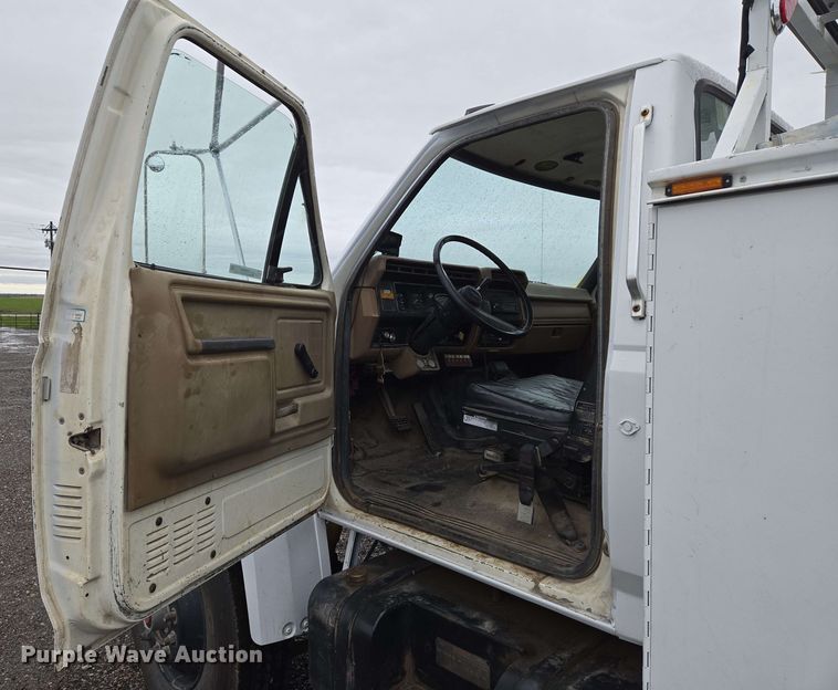 image for item EN8958 1989 Ford F800 utility / service truck