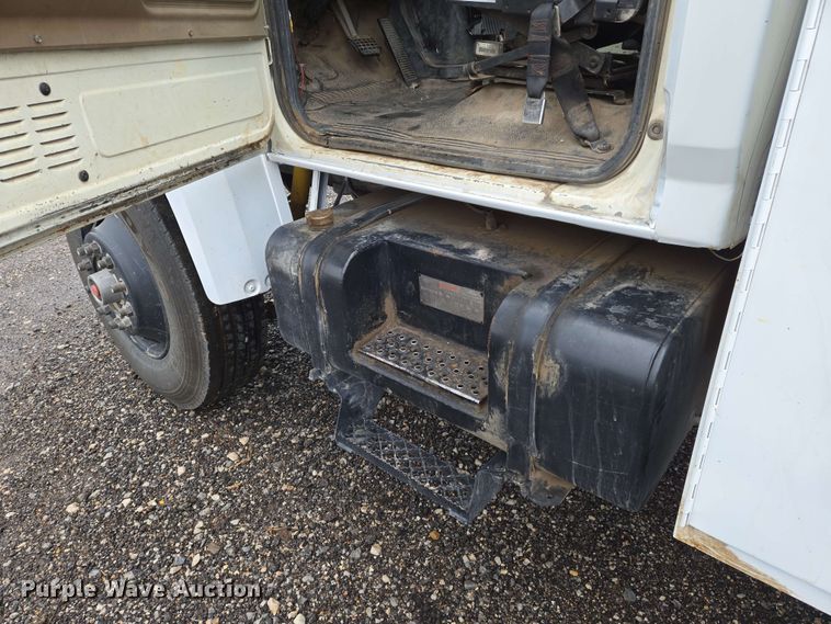 image for item EN8958 1989 Ford F800 utility / service truck