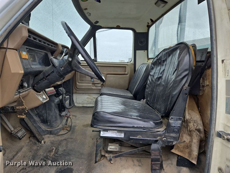 image for item EN8958 1989 Ford F800 utility / service truck