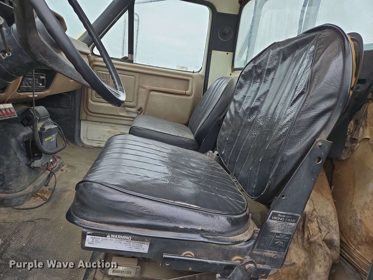 image for item EN8958 1989 Ford F800 utility / service truck