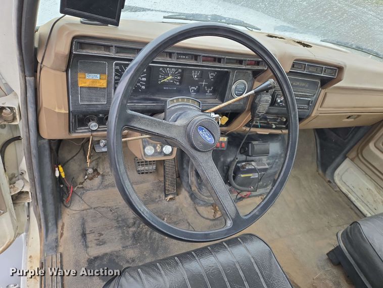 image for item EN8958 1989 Ford F800 utility / service truck
