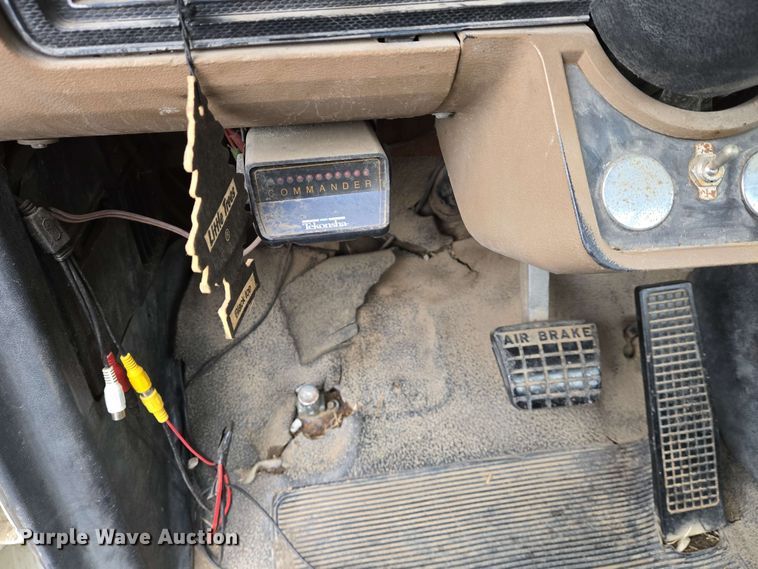 image for item EN8958 1989 Ford F800 utility / service truck