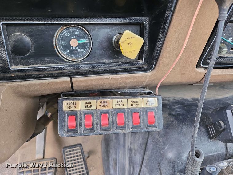 image for item EN8958 1989 Ford F800 utility / service truck