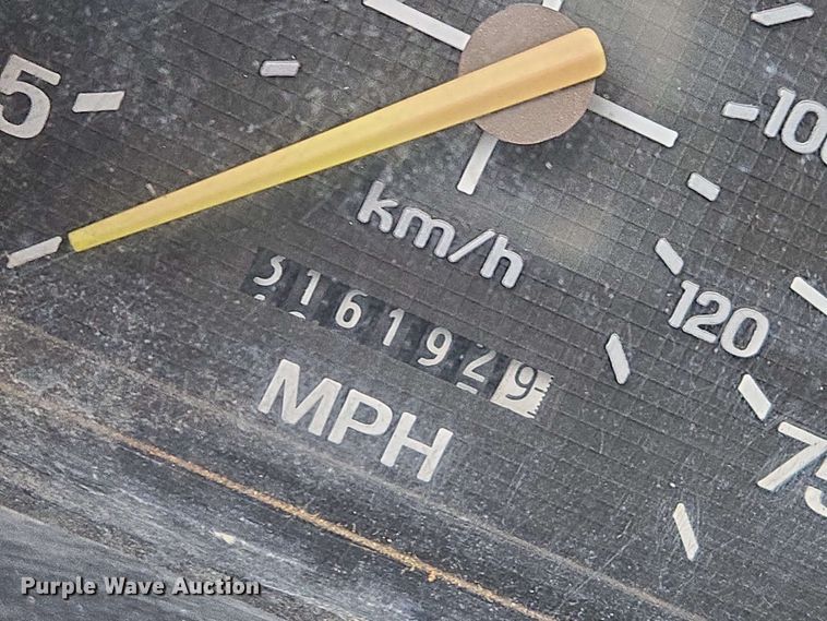 image for item EN8958 1989 Ford F800 utility / service truck