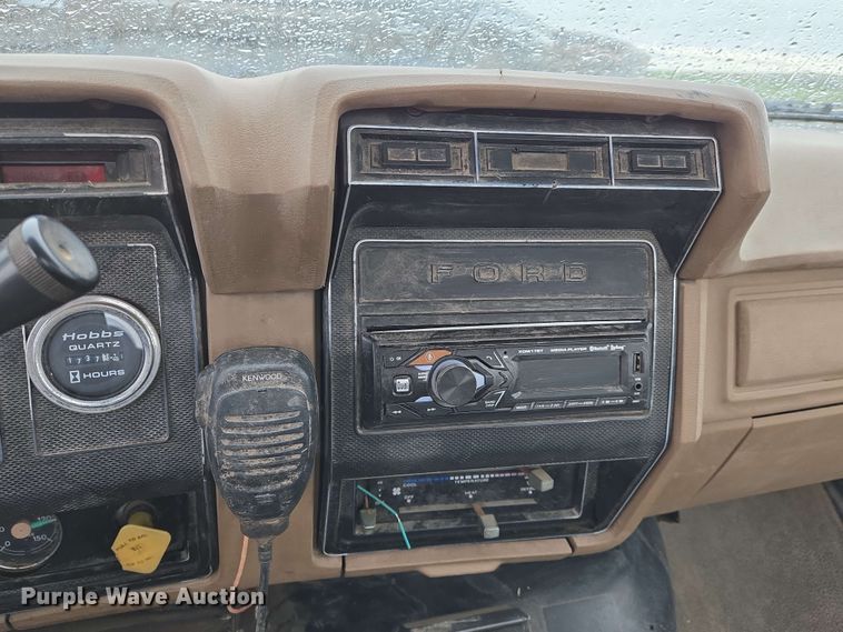 image for item EN8958 1989 Ford F800 utility / service truck