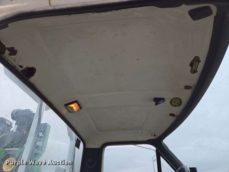 image for item EN8958 1989 Ford F800 utility / service truck