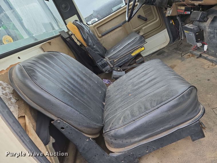 image for item EN8958 1989 Ford F800 utility / service truck