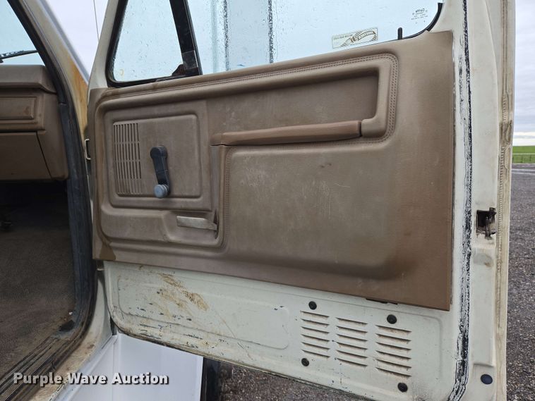 image for item EN8958 1989 Ford F800 utility / service truck