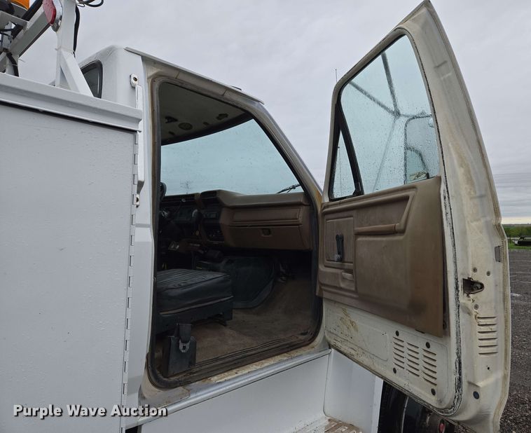 image for item EN8958 1989 Ford F800 utility / service truck