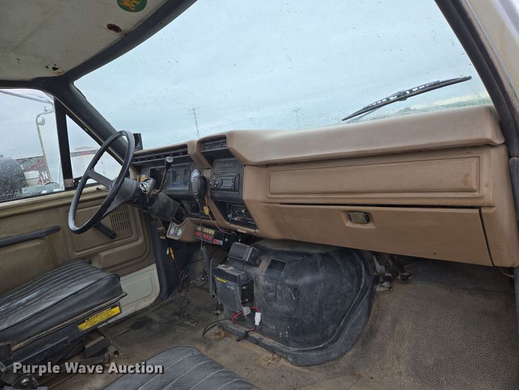 image for item EN8958 1989 Ford F800 utility / service truck