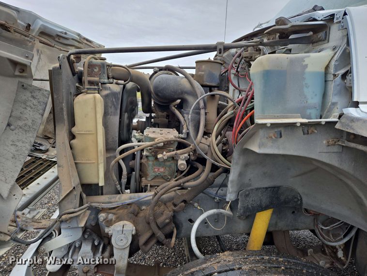 image for item EN8958 1989 Ford F800 utility / service truck