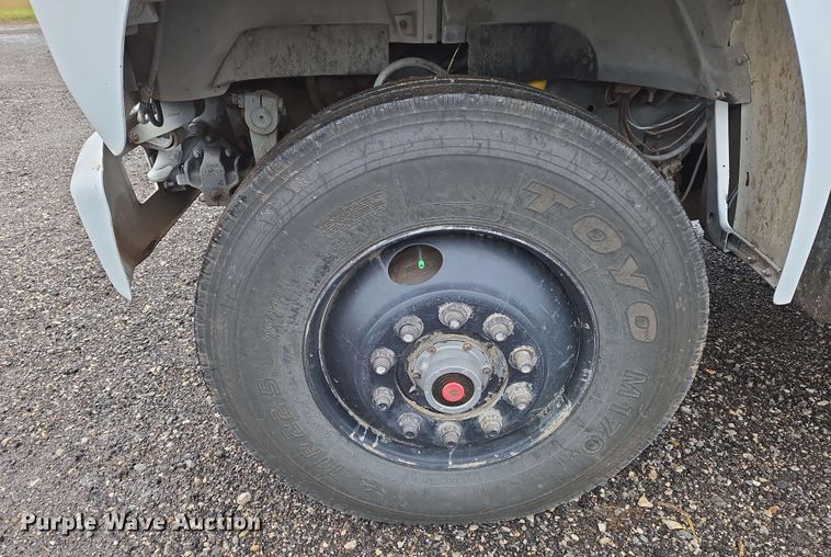 image for item EN8958 1989 Ford F800 utility / service truck