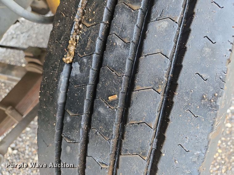 image for item EN8958 1989 Ford F800 utility / service truck