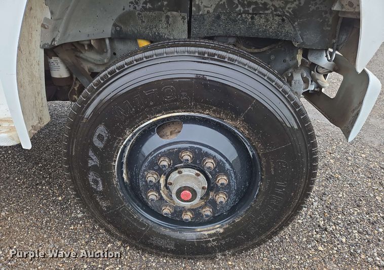 image for item EN8958 1989 Ford F800 utility / service truck