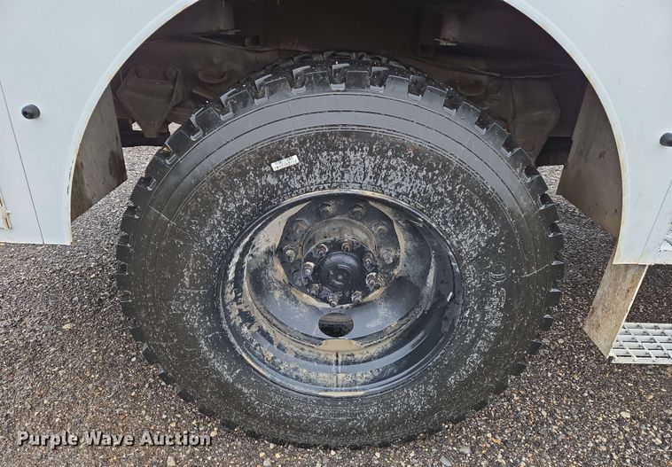 image for item EN8958 1989 Ford F800 utility / service truck