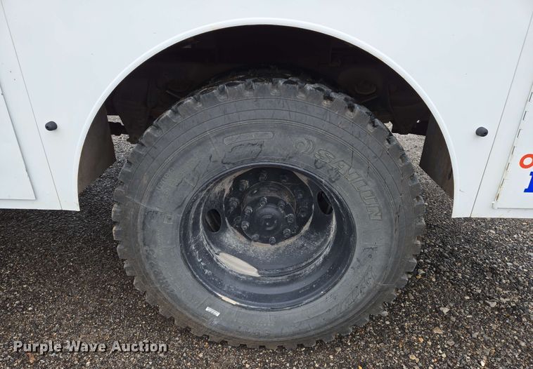 image for item EN8958 1989 Ford F800 utility / service truck