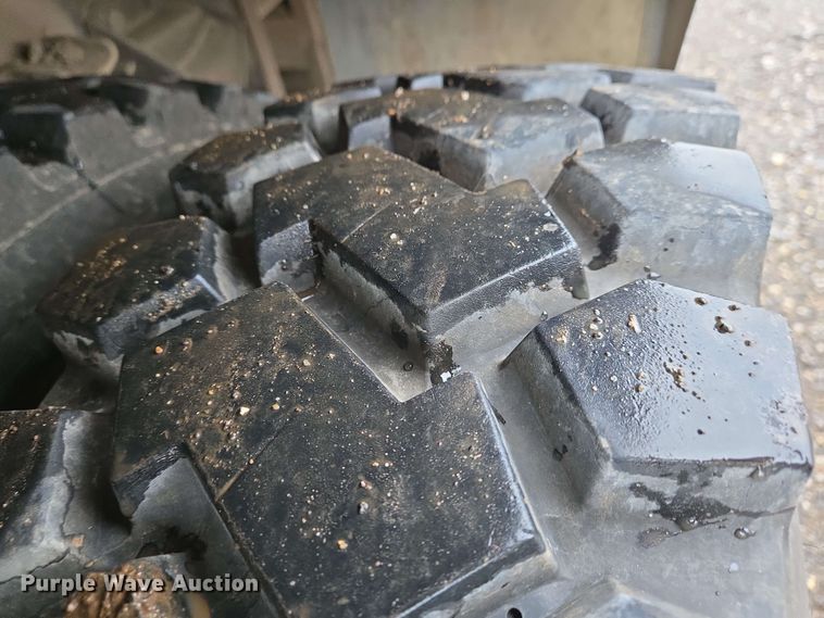 image for item EN8958 1989 Ford F800 utility / service truck