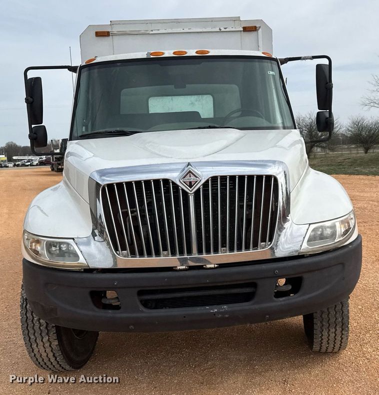 image for item EQ1232 2004 International 4300 utility / service truck