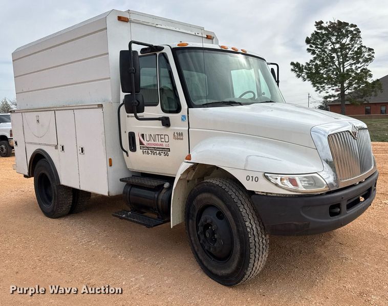 image for item EQ1232 2004 International 4300 utility / service truck