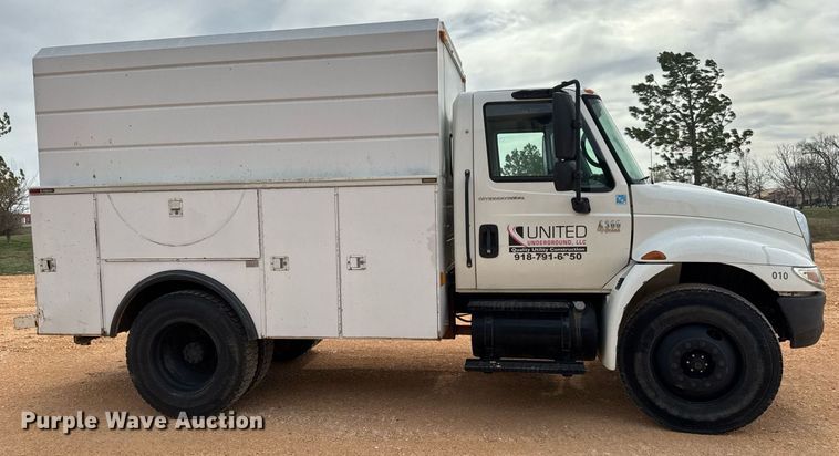 image for item EQ1232 2004 International 4300 utility / service truck