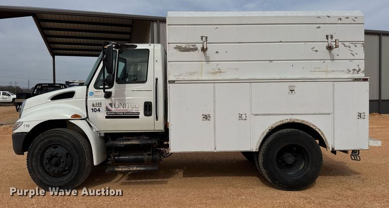 image for item EQ1232 2004 International 4300 utility / service truck