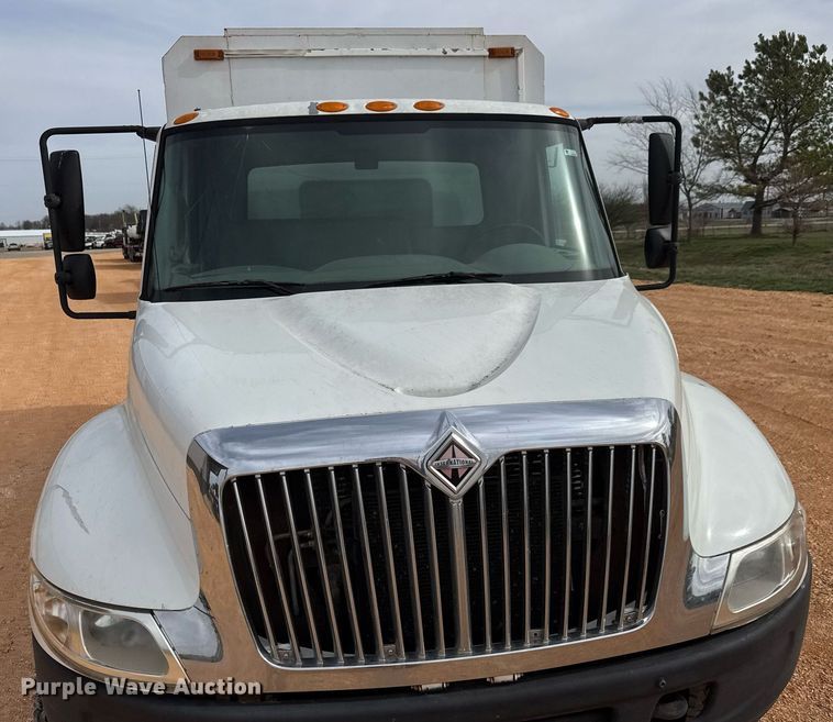 image for item EQ1232 2004 International 4300 utility / service truck