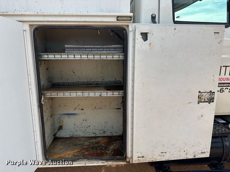 image for item EQ1232 2004 International 4300 utility / service truck