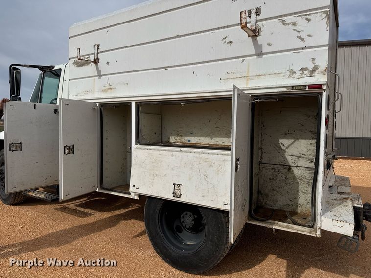 image for item EQ1232 2004 International 4300 utility / service truck