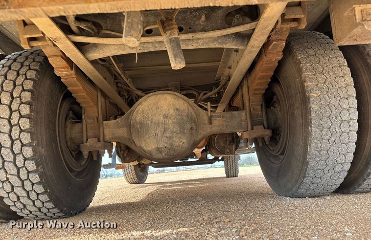 image for item EQ1232 2004 International 4300 utility / service truck