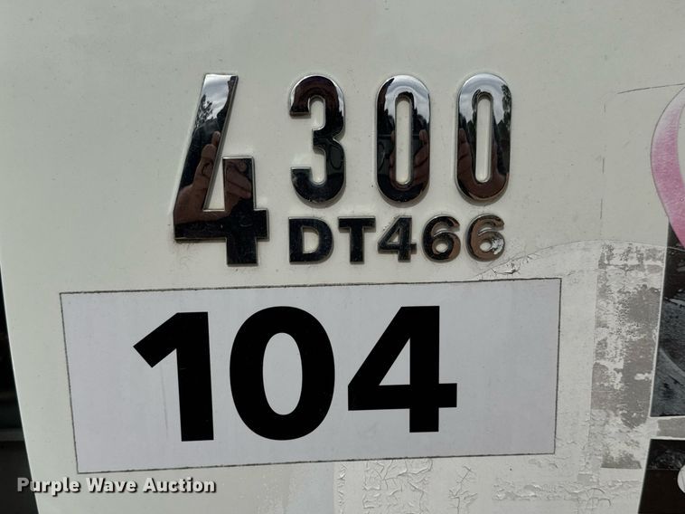 image for item EQ1232 2004 International 4300 utility / service truck