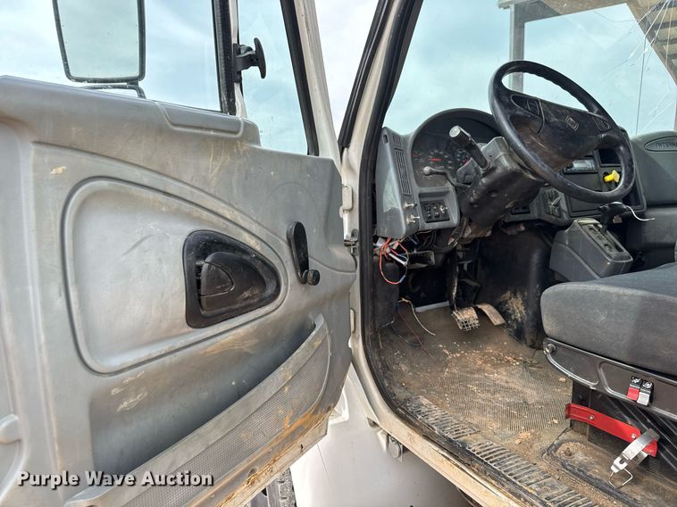 image for item EQ1232 2004 International 4300 utility / service truck