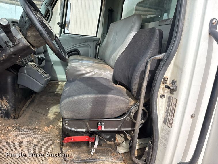 image for item EQ1232 2004 International 4300 utility / service truck