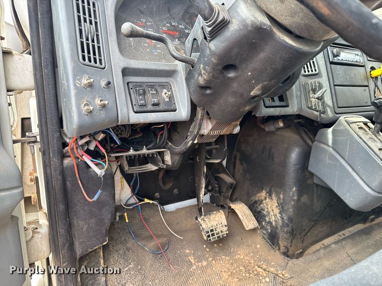 image for item EQ1232 2004 International 4300 utility / service truck