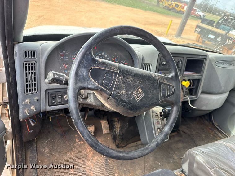 image for item EQ1232 2004 International 4300 utility / service truck