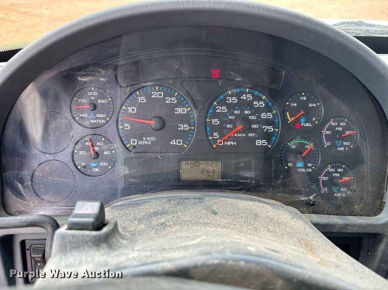 image for item EQ1232 2004 International 4300 utility / service truck