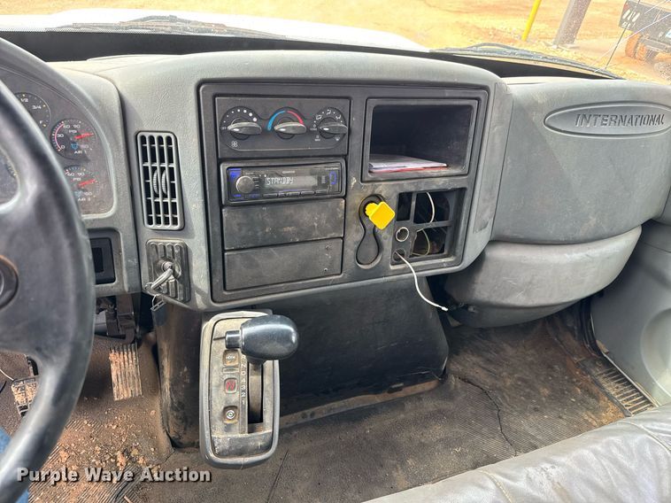 image for item EQ1232 2004 International 4300 utility / service truck