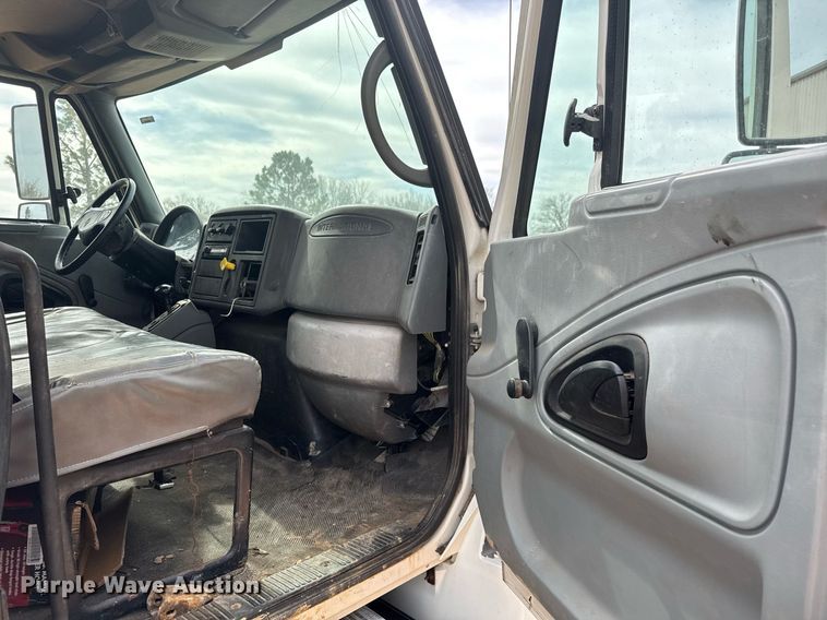 image for item EQ1232 2004 International 4300 utility / service truck