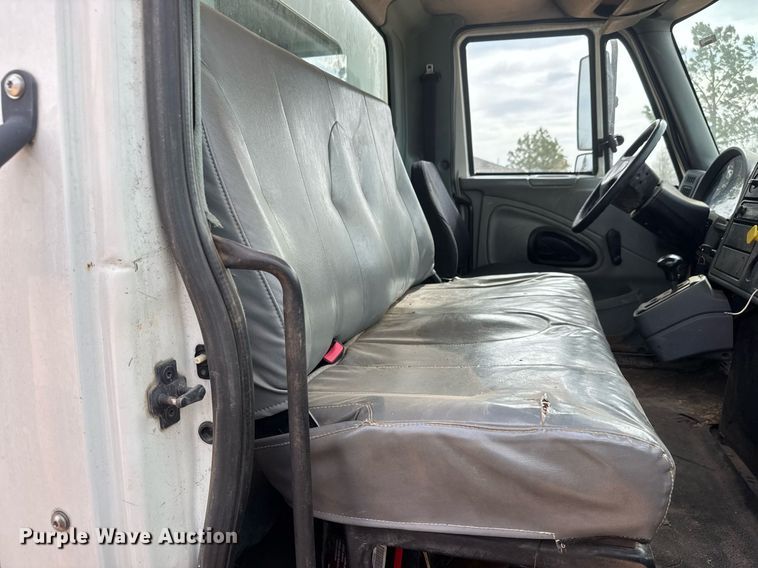 image for item EQ1232 2004 International 4300 utility / service truck