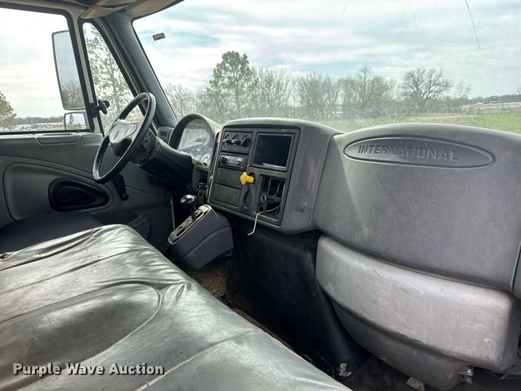 image for item EQ1232 2004 International 4300 utility / service truck