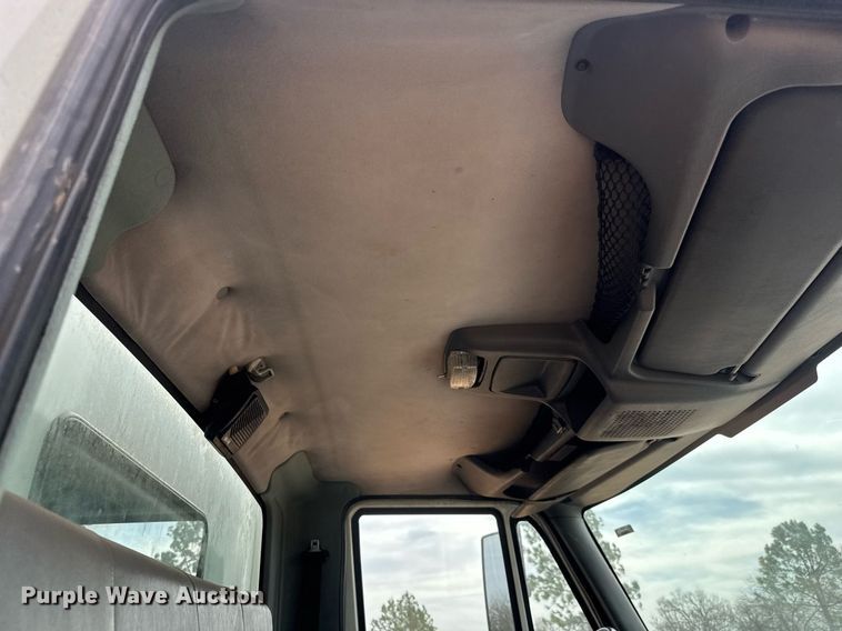 image for item EQ1232 2004 International 4300 utility / service truck