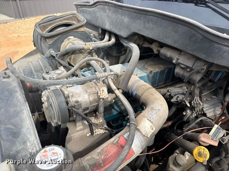 image for item EQ1232 2004 International 4300 utility / service truck