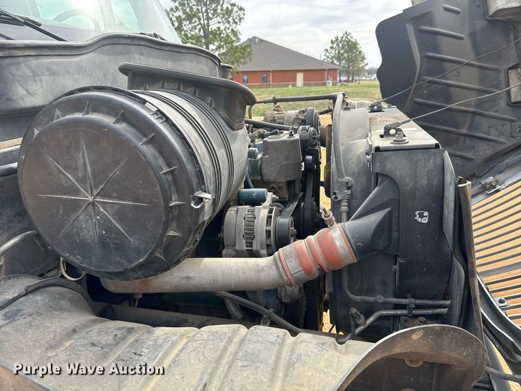 image for item EQ1232 2004 International 4300 utility / service truck