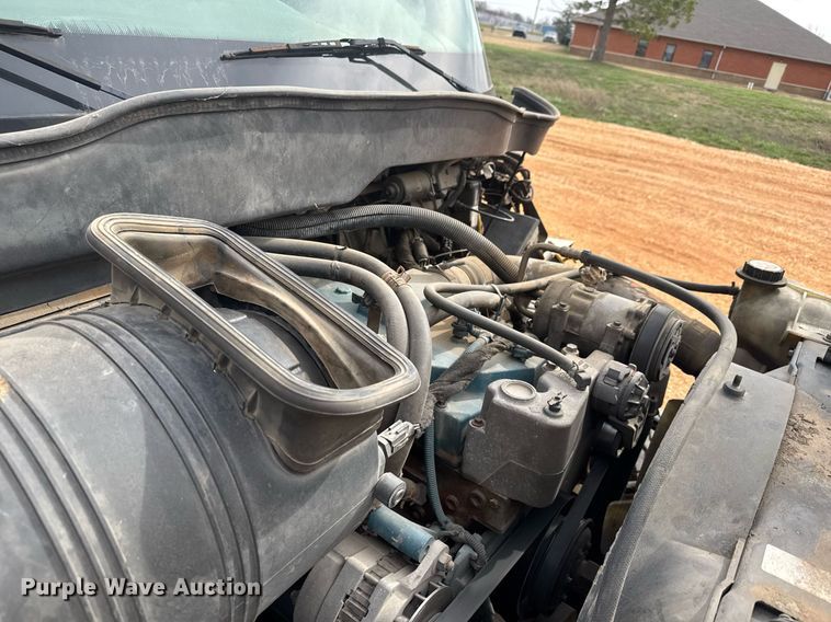 image for item EQ1232 2004 International 4300 utility / service truck