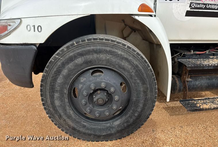 image for item EQ1232 2004 International 4300 utility / service truck