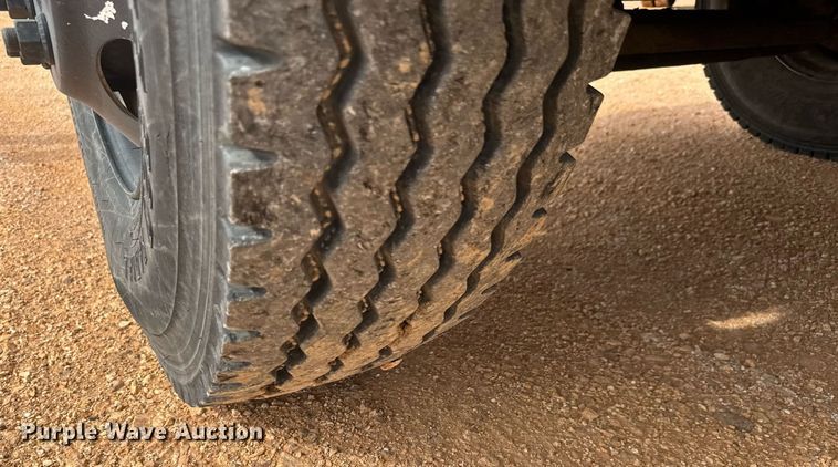 image for item EQ1232 2004 International 4300 utility / service truck