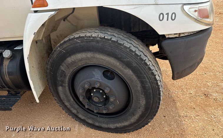 image for item EQ1232 2004 International 4300 utility / service truck