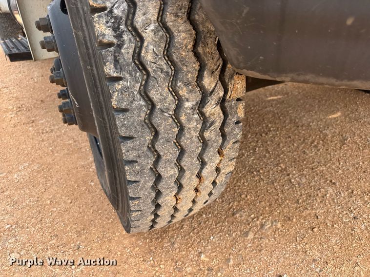 image for item EQ1232 2004 International 4300 utility / service truck