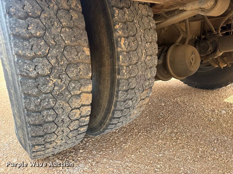 image for item EQ1232 2004 International 4300 utility / service truck